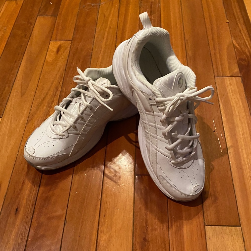 ⭐️⭐️Host Pick⭐️⭐️Women’s White Nike Walking Sneaker